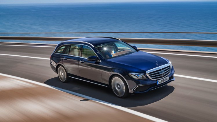 Mercedes-Benz E-Klasse Estate is weer een zevenzitter. De Duitser laat zich weer van zijn familiaire kant zien met veel ruimte, riant comfort en optionele derde zitrij. Eind 2016 in Nederland.