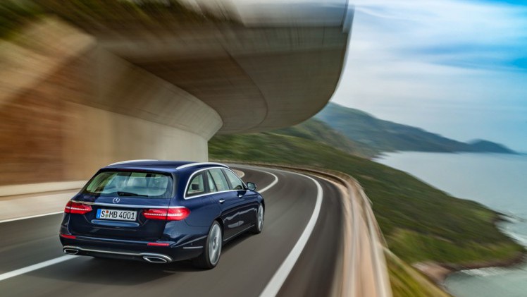 Mercedes-Benz E-Klasse Estate is weer een zevenzitter. De Duitser laat zich weer van zijn familiaire kant zien met veel ruimte, riant comfort en optionele derde zitrij. Eind 2016 in Nederland.