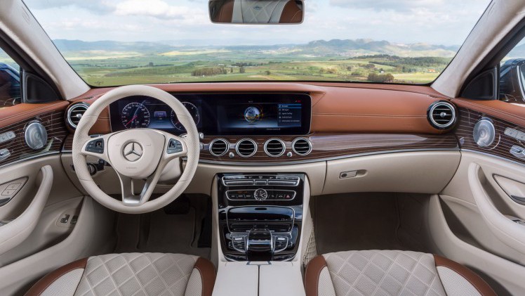 Mercedes-Benz E-Klasse Estate is weer een zevenzitter. De Duitser laat zich weer van zijn familiaire kant zien met veel ruimte, riant comfort en optionele derde zitrij. Eind 2016 in Nederland.