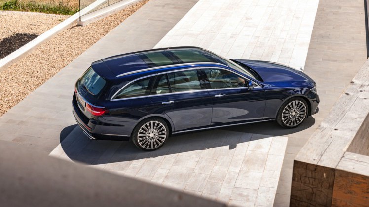 Mercedes-Benz E-Klasse Estate is weer een zevenzitter. De Duitser laat zich weer van zijn familiaire kant zien met veel ruimte, riant comfort en optionele derde zitrij. Eind 2016 in Nederland.