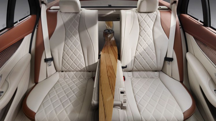 Mercedes-Benz E-Klasse Estate is weer een zevenzitter. De Duitser laat zich weer van zijn familiaire kant zien met veel ruimte, riant comfort en optionele derde zitrij. Eind 2016 in Nederland.