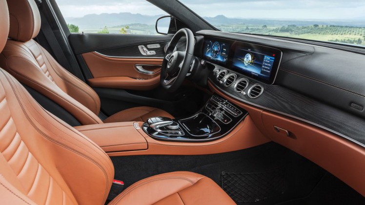 Mercedes-Benz E-Klasse Estate is weer een zevenzitter. De Duitser laat zich weer van zijn familiaire kant zien met veel ruimte, riant comfort en optionele derde zitrij. Eind 2016 in Nederland.