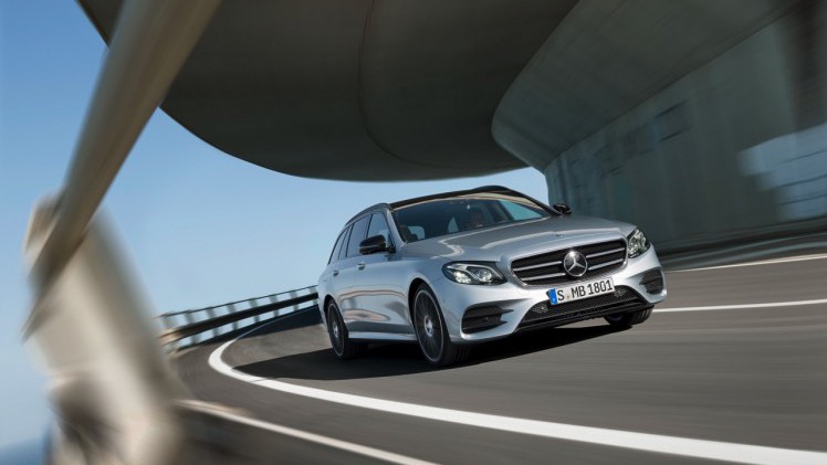 Mercedes-Benz E-Klasse Estate is weer een zevenzitter. De Duitser laat zich weer van zijn familiaire kant zien met veel ruimte, riant comfort en optionele derde zitrij. Eind 2016 in Nederland.