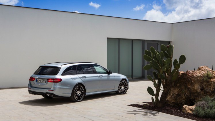 Mercedes-Benz E-Klasse Estate is weer een zevenzitter. De Duitser laat zich weer van zijn familiaire kant zien met veel ruimte, riant comfort en optionele derde zitrij. Eind 2016 in Nederland.