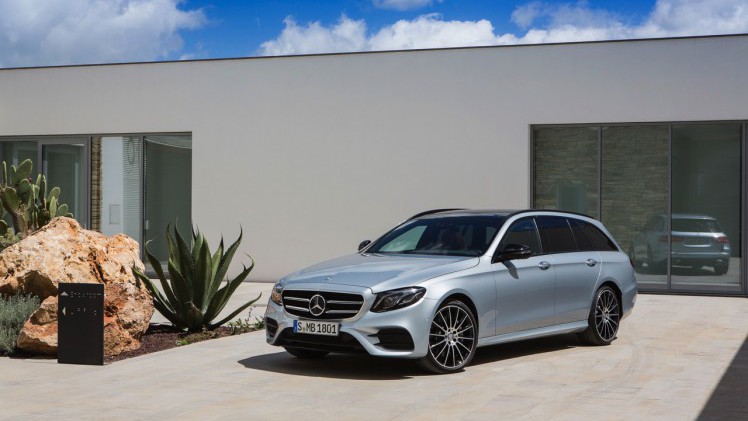 Mercedes-Benz E-Klasse Estate is weer een zevenzitter. De Duitser laat zich weer van zijn familiaire kant zien met veel ruimte, riant comfort en optionele derde zitrij. Eind 2016 in Nederland.