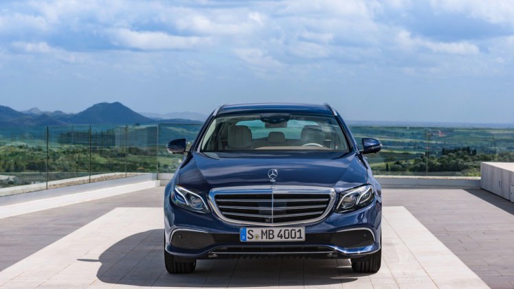 Mercedes-Benz E-Klasse Estate is weer een zevenzitter. De Duitser laat zich weer van zijn familiaire kant zien met veel ruimte, riant comfort en optionele derde zitrij. Eind 2016 in Nederland.