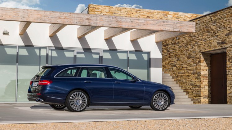 Mercedes-Benz E-Klasse Estate is weer een zevenzitter. De Duitser laat zich weer van zijn familiaire kant zien met veel ruimte, riant comfort en optionele derde zitrij. Eind 2016 in Nederland.