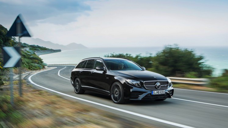 Mercedes-Benz E-Klasse Estate is weer een zevenzitter. De Duitser laat zich weer van zijn familiaire kant zien met veel ruimte, riant comfort en optionele derde zitrij. Eind 2016 in Nederland.