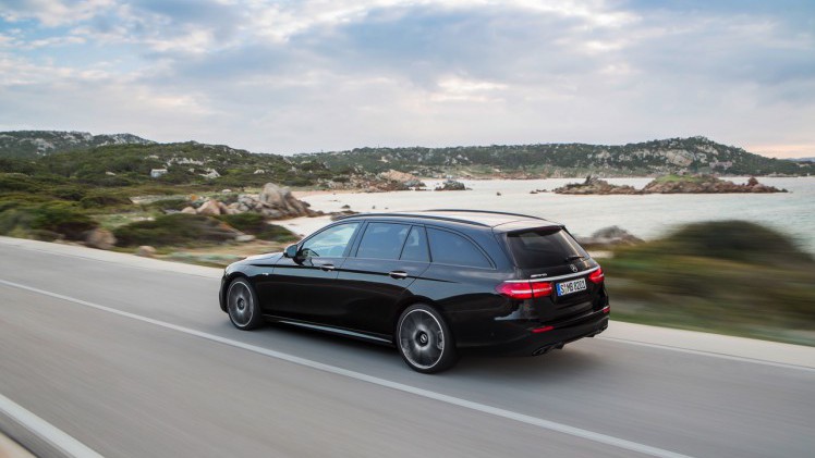 Mercedes-Benz E-Klasse Estate is weer een zevenzitter. De Duitser laat zich weer van zijn familiaire kant zien met veel ruimte, riant comfort en optionele derde zitrij. Eind 2016 in Nederland.