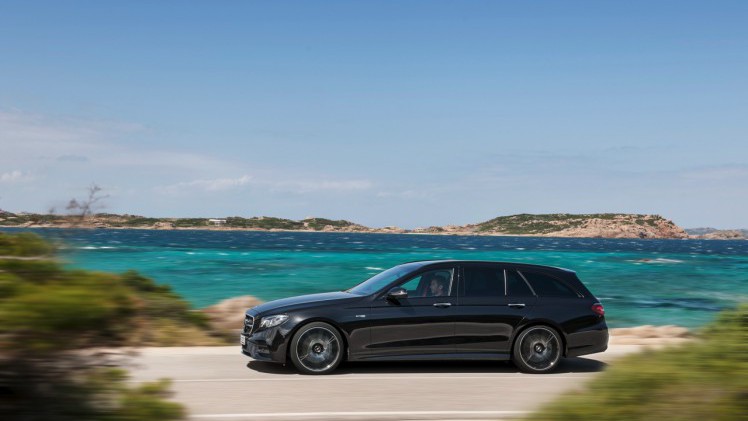 Mercedes-Benz E-Klasse Estate is weer een zevenzitter. De Duitser laat zich weer van zijn familiaire kant zien met veel ruimte, riant comfort en optionele derde zitrij. Eind 2016 in Nederland.