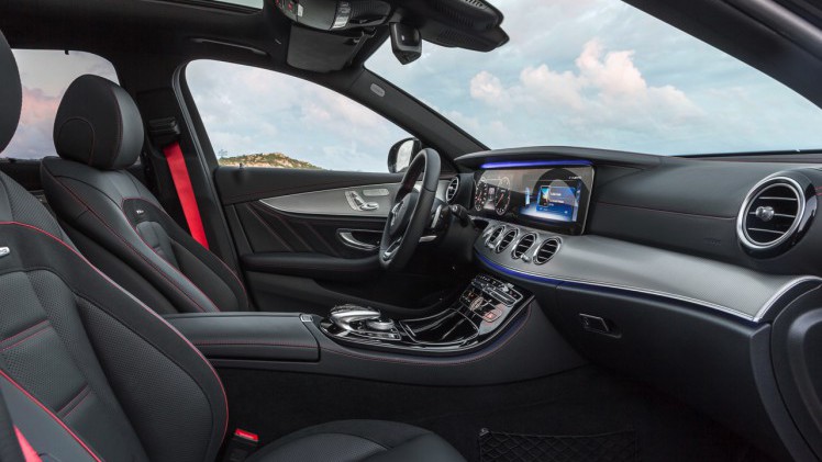 Mercedes-Benz E-Klasse Estate is weer een zevenzitter. De Duitser laat zich weer van zijn familiaire kant zien met veel ruimte, riant comfort en optionele derde zitrij. Eind 2016 in Nederland.
