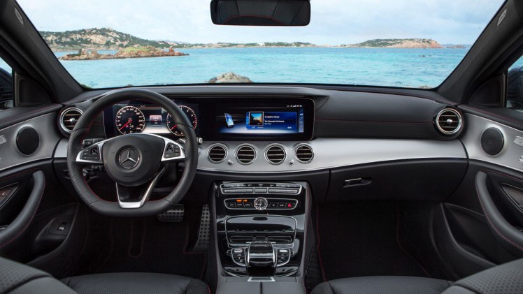 Mercedes-Benz E-Klasse Estate is weer een zevenzitter. De Duitser laat zich weer van zijn familiaire kant zien met veel ruimte, riant comfort en optionele derde zitrij. Eind 2016 in Nederland.