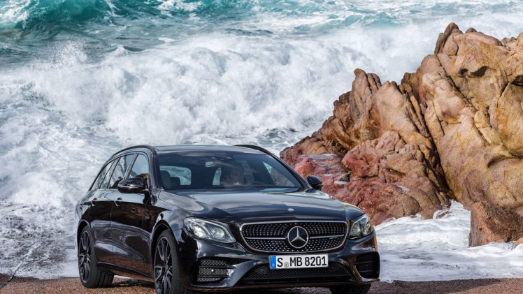 Mercedes-Benz E-Klasse Estate is weer een zevenzitter. De Duitser laat zich weer van zijn familiaire kant zien met veel ruimte, riant comfort en optionele derde zitrij. Eind 2016 in Nederland.