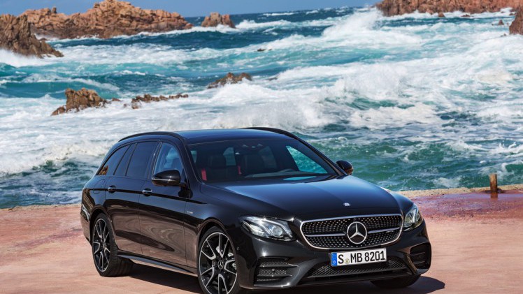Mercedes-Benz E-Klasse Estate is weer een zevenzitter. De Duitser laat zich weer van zijn familiaire kant zien met veel ruimte, riant comfort en optionele derde zitrij. Eind 2016 in Nederland.