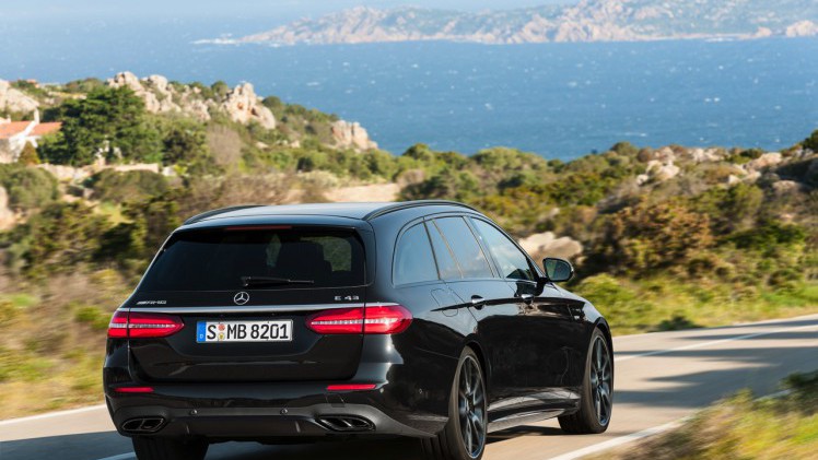 Mercedes-Benz E-Klasse Estate is weer een zevenzitter. De Duitser laat zich weer van zijn familiaire kant zien met veel ruimte, riant comfort en optionele derde zitrij. Eind 2016 in Nederland.