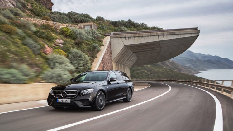Mercedes-Benz E-Klasse Estate is weer een zevenzitter. De Duitser laat zich weer van zijn familiaire kant zien met veel ruimte, riant comfort en optionele derde zitrij. Eind 2016 in Nederland.