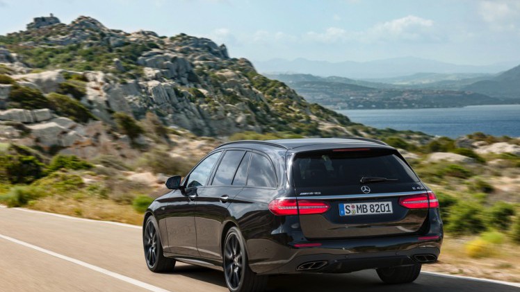 Mercedes-Benz E-Klasse Estate is weer een zevenzitter. De Duitser laat zich weer van zijn familiaire kant zien met veel ruimte, riant comfort en optionele derde zitrij. Eind 2016 in Nederland.