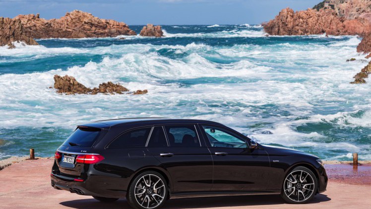 Mercedes-Benz E-Klasse Estate is weer een zevenzitter. De Duitser laat zich weer van zijn familiaire kant zien met veel ruimte, riant comfort en optionele derde zitrij. Eind 2016 in Nederland.