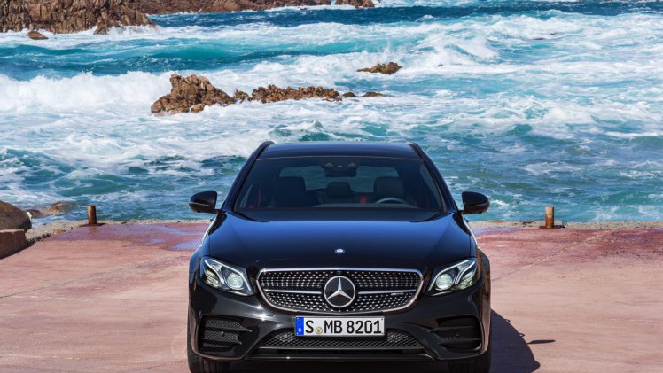 Mercedes-Benz E-Klasse Estate is weer een zevenzitter. De Duitser laat zich weer van zijn familiaire kant zien met veel ruimte, riant comfort en optionele derde zitrij. Eind 2016 in Nederland.