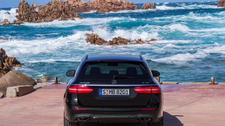 Mercedes-Benz E-Klasse Estate is weer een zevenzitter. De Duitser laat zich weer van zijn familiaire kant zien met veel ruimte, riant comfort en optionele derde zitrij. Eind 2016 in Nederland.