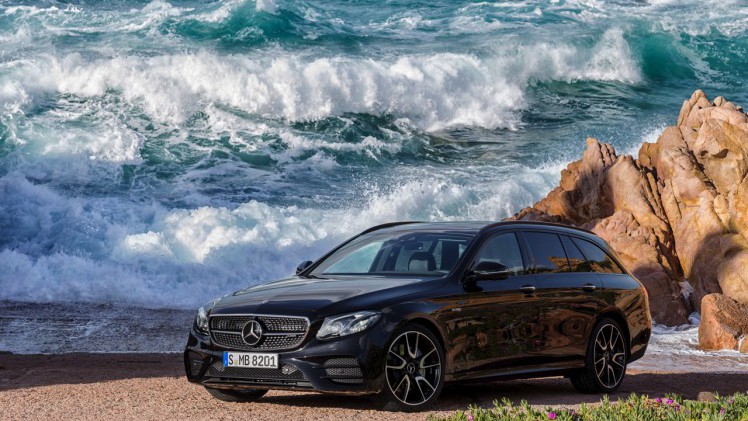 Mercedes-Benz E-Klasse Estate is weer een zevenzitter. De Duitser laat zich weer van zijn familiaire kant zien met veel ruimte, riant comfort en optionele derde zitrij. Eind 2016 in Nederland.