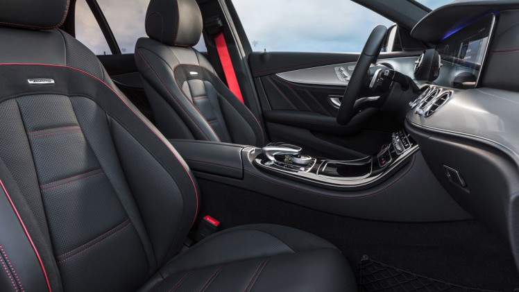 Mercedes-Benz E-Klasse Estate is weer een zevenzitter. De Duitser laat zich weer van zijn familiaire kant zien met veel ruimte, riant comfort en optionele derde zitrij. Eind 2016 in Nederland.