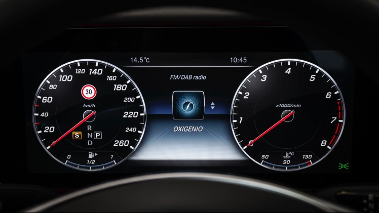Autotest nieuwe Mercedes-Benz E-Klasse, type W213. De redactie rijdt met de E220d, E350d en E350e plug-in hybride die later in 2016 op de markt komt.