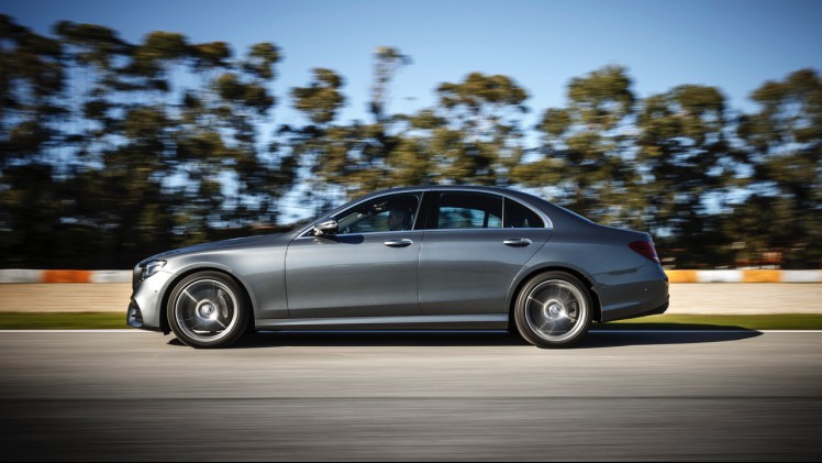 Autotest nieuwe Mercedes-Benz E-Klasse, type W213. De redactie rijdt met de E220d, E350d en E350e plug-in hybride die later in 2016 op de markt komt.