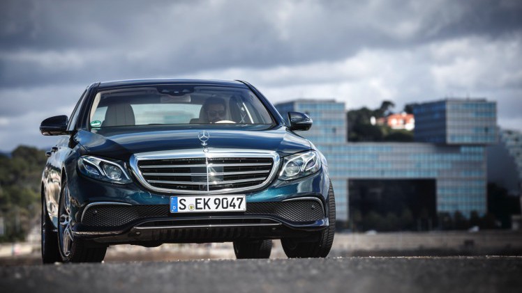 Autotest nieuwe Mercedes-Benz E-Klasse, type W213. De redactie rijdt met de E220d, E350d en E350e plug-in hybride die later in 2016 op de markt komt.