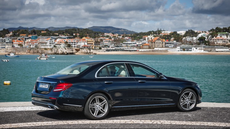 Autotest nieuwe Mercedes-Benz E-Klasse, type W213. De redactie rijdt met de E220d, E350d en E350e plug-in hybride die later in 2016 op de markt komt.