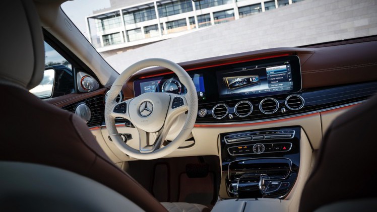 Autotest nieuwe Mercedes-Benz E-Klasse, type W213. De redactie rijdt met de E220d, E350d en E350e plug-in hybride die later in 2016 op de markt komt.