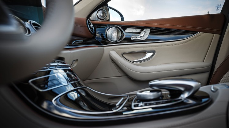 Autotest nieuwe Mercedes-Benz E-Klasse, type W213. De redactie rijdt met de E220d, E350d en E350e plug-in hybride die later in 2016 op de markt komt.