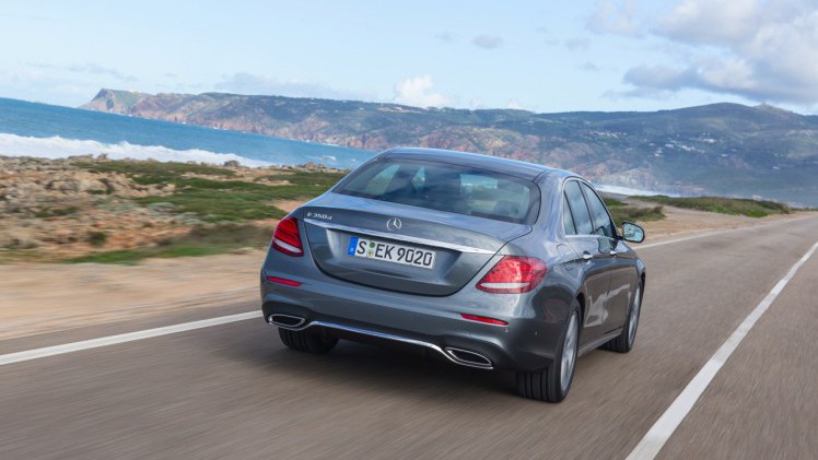 Autotest nieuwe Mercedes-Benz E-Klasse, type W213. De redactie rijdt met de E220d, E350d en E350e plug-in hybride die later in 2016 op de markt komt.