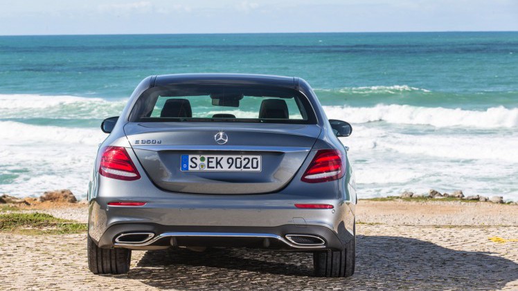 Autotest nieuwe Mercedes-Benz E-Klasse, type W213. De redactie rijdt met de E220d, E350d en E350e plug-in hybride die later in 2016 op de markt komt.