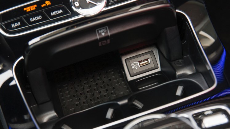 Autotest nieuwe Mercedes-Benz E-Klasse, type W213. De redactie rijdt met de E220d, E350d en E350e plug-in hybride die later in 2016 op de markt komt.