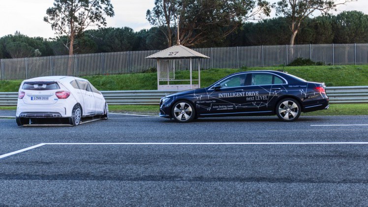 Autotest nieuwe Mercedes-Benz E-Klasse, type W213. De redactie rijdt met de E220d, E350d en E350e plug-in hybride die later in 2016 op de markt komt.