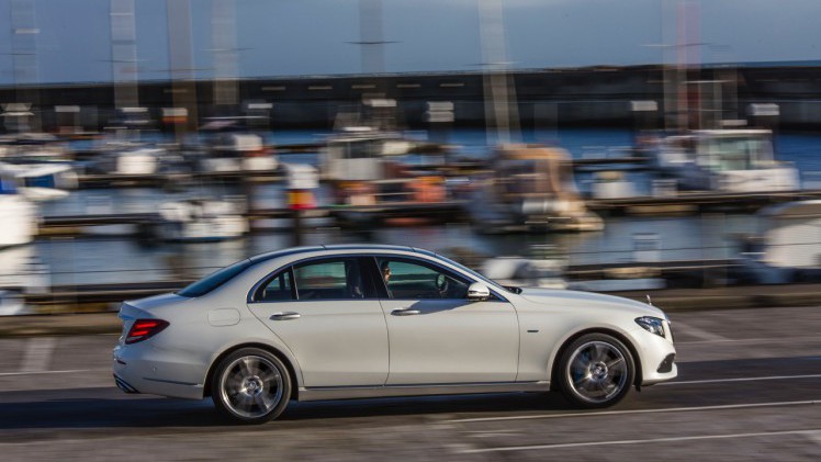 Autotest nieuwe Mercedes-Benz E-Klasse, type W213. De redactie rijdt met de E220d, E350d en E350e plug-in hybride die later in 2016 op de markt komt.