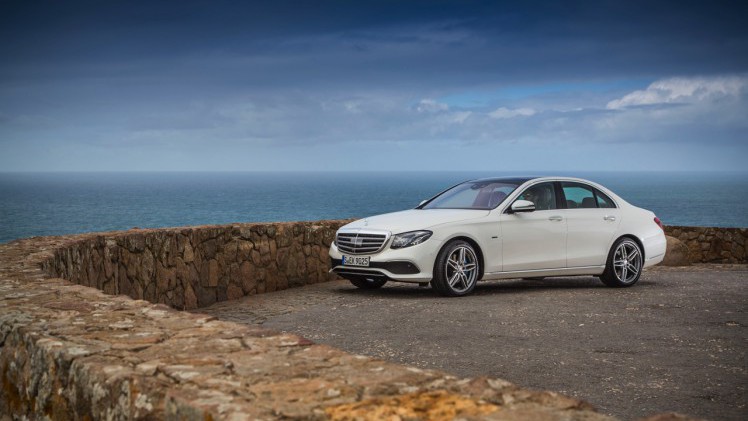Autotest nieuwe Mercedes-Benz E-Klasse, type W213. De redactie rijdt met de E220d, E350d en E350e plug-in hybride die later in 2016 op de markt komt.