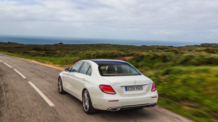 Autotest nieuwe Mercedes-Benz E-Klasse, type W213. De redactie rijdt met de E220d, E350d en E350e plug-in hybride die later in 2016 op de markt komt.