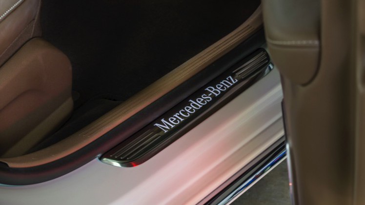 Autotest nieuwe Mercedes-Benz E-Klasse, type W213. De redactie rijdt met de E220d, E350d en E350e plug-in hybride die later in 2016 op de markt komt.