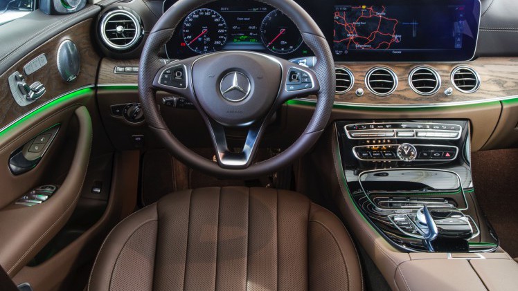Autotest nieuwe Mercedes-Benz E-Klasse, type W213. De redactie rijdt met de E220d, E350d en E350e plug-in hybride die later in 2016 op de markt komt.