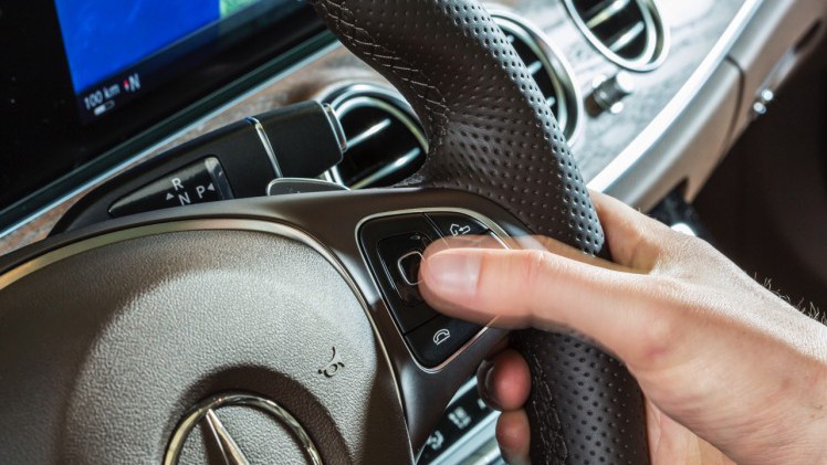 Autotest nieuwe Mercedes-Benz E-Klasse, type W213. De redactie rijdt met de E220d, E350d en E350e plug-in hybride die later in 2016 op de markt komt.
