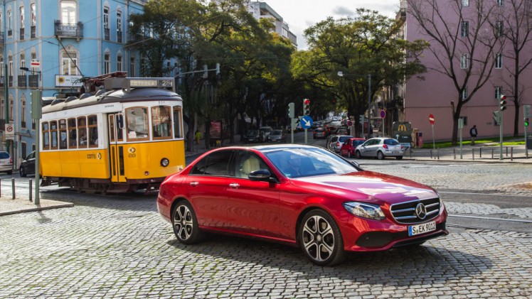 Autotest nieuwe Mercedes-Benz E-Klasse, type W213. De redactie rijdt met de E220d, E350d en E350e plug-in hybride die later in 2016 op de markt komt.