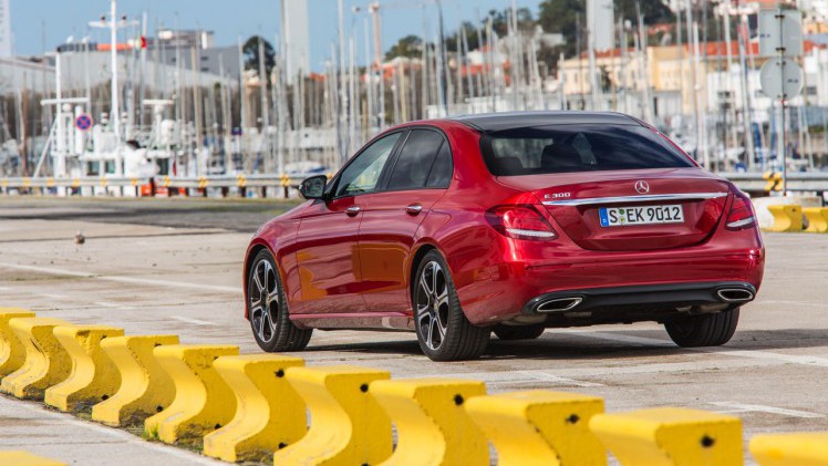 Autotest nieuwe Mercedes-Benz E-Klasse, type W213. De redactie rijdt met de E220d, E350d en E350e plug-in hybride die later in 2016 op de markt komt.