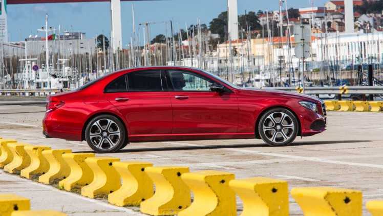 Autotest nieuwe Mercedes-Benz E-Klasse, type W213. De redactie rijdt met de E220d, E350d en E350e plug-in hybride die later in 2016 op de markt komt.