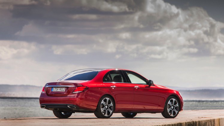 Autotest nieuwe Mercedes-Benz E-Klasse, type W213. De redactie rijdt met de E220d, E350d en E350e plug-in hybride die later in 2016 op de markt komt.