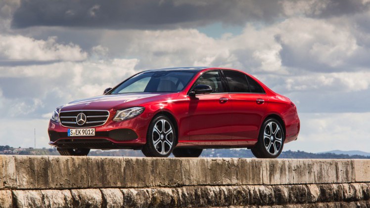 Autotest nieuwe Mercedes-Benz E-Klasse, type W213. De redactie rijdt met de E220d, E350d en E350e plug-in hybride die later in 2016 op de markt komt.