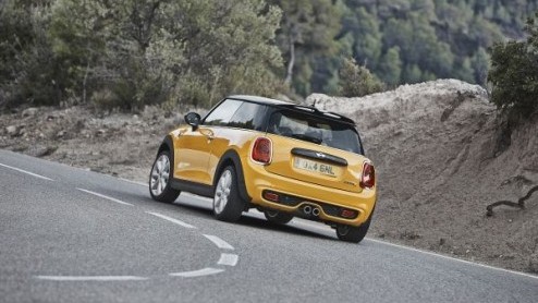 Mini heeft de prijzen bekend gemaakt van de nieuwe Mini die in maart 2014 bij de dealers staat. De vanafprijs is met 18.495 euro voor de Mini One ongewijzigd. De Cooper is wel in prijs verlaagd.