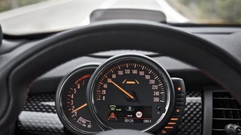 Mini heeft de prijzen bekend gemaakt van de nieuwe Mini die in maart 2014 bij de dealers staat. De vanafprijs is met 18.495 euro voor de Mini One ongewijzigd. De Cooper is wel in prijs verlaagd.