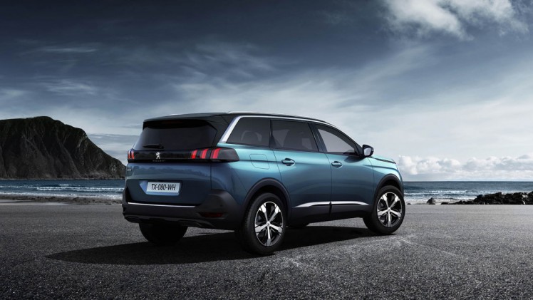 Nieuwe Peugeot 5008 onthuld. Dit zijn de eerste beelden. Peugeot transformeert de MPV naar een SUV maar zonder in te boeten op ruimte en functionaliteit.